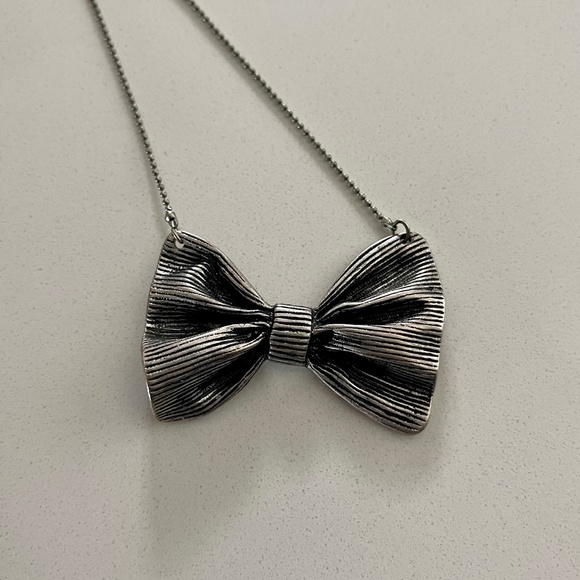 UO Bow Necklace - Picture 3 of 4